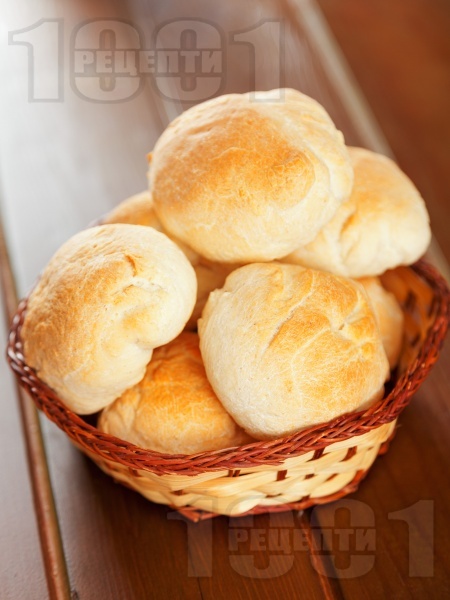 Питки с тесто от грис и бяло брашно (със суха мая) в хлебопекарна (домашна машина за хляб) - снимка на рецептата